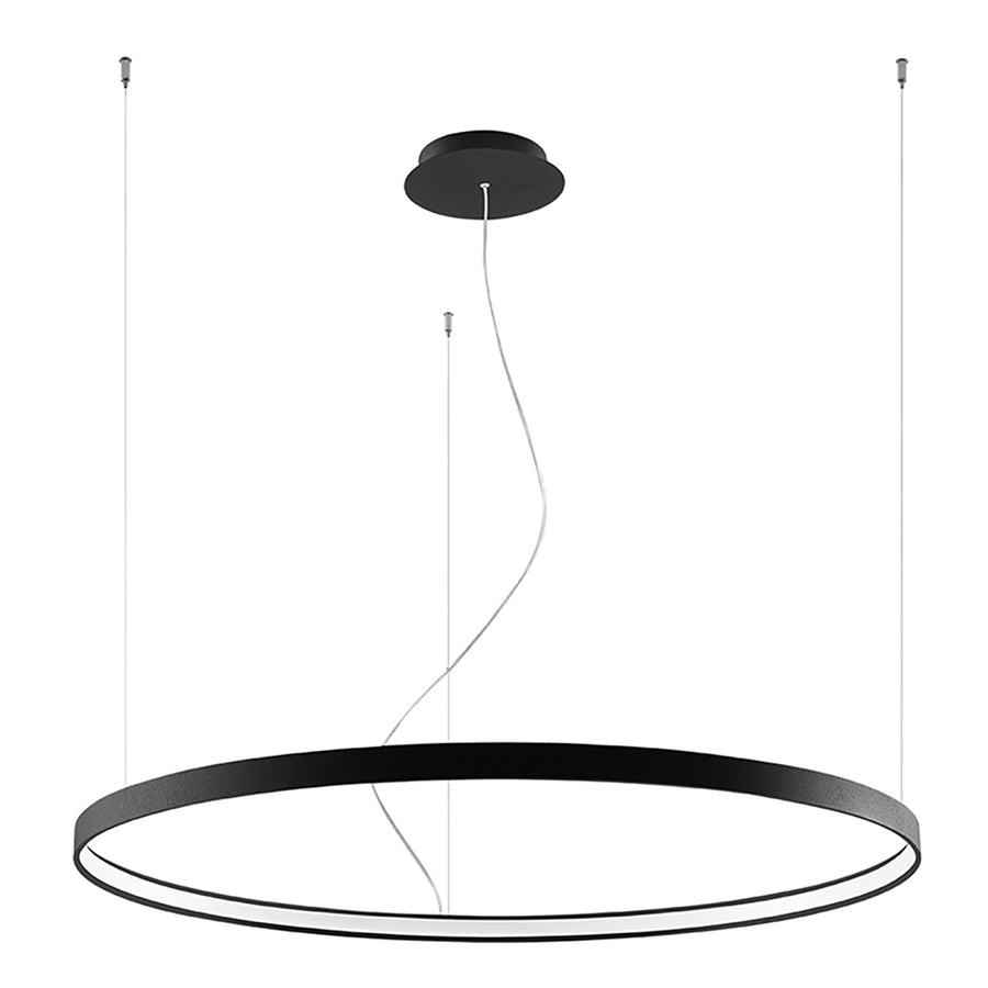 Lustre circulaire noir vu de face, suspendu par trois câbles fins au plafond