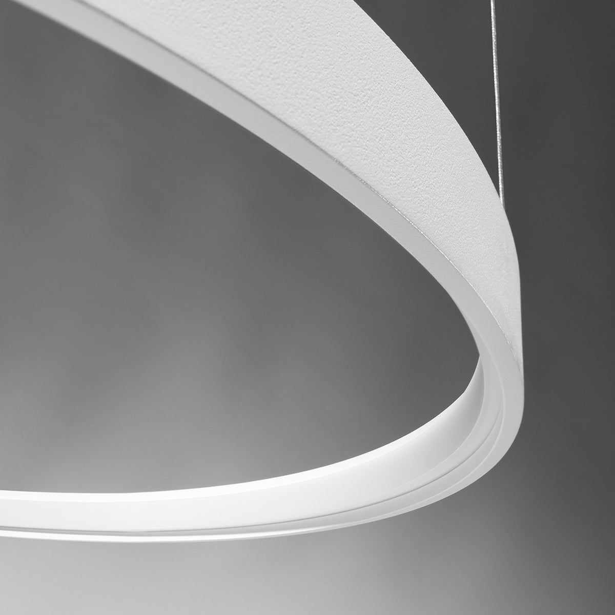 Détail rapproché de l'anneau blanc et de sa surface texturée