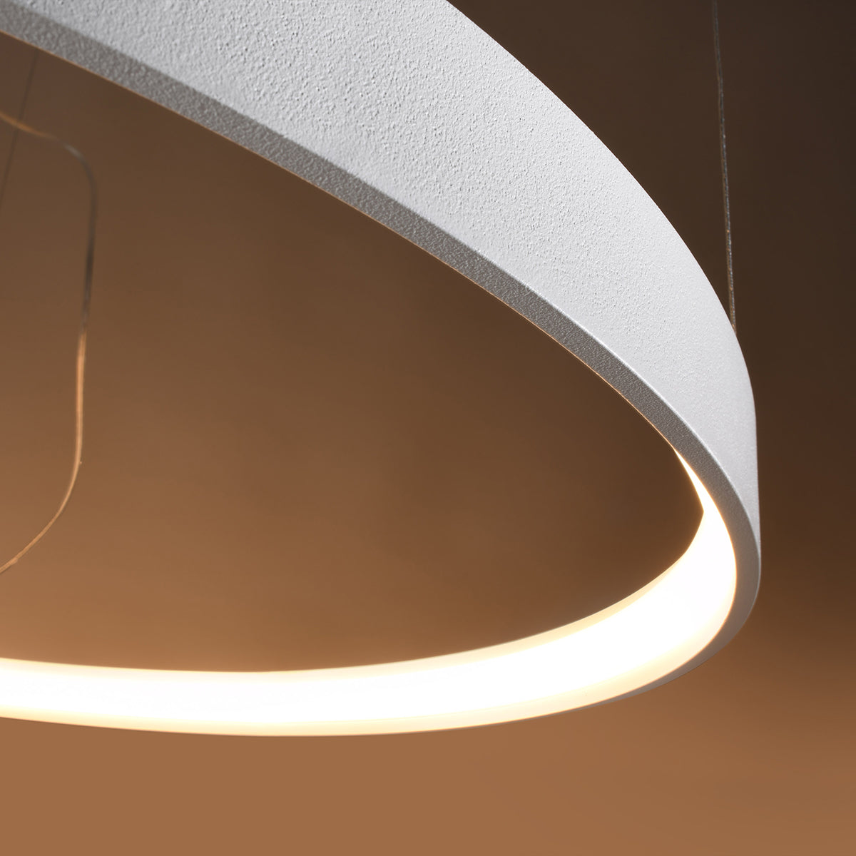 Gros plan de l'anneau allumé diffusant une lumière chaude