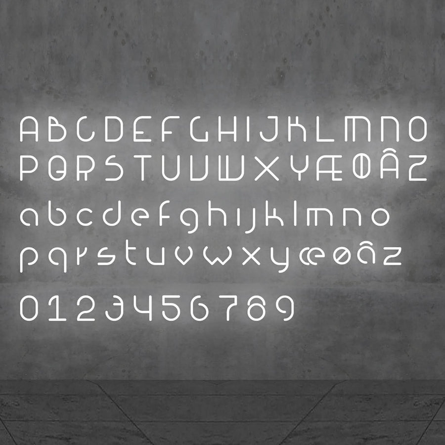 Alphabet complet et chiffres éclairés en LED sur béton