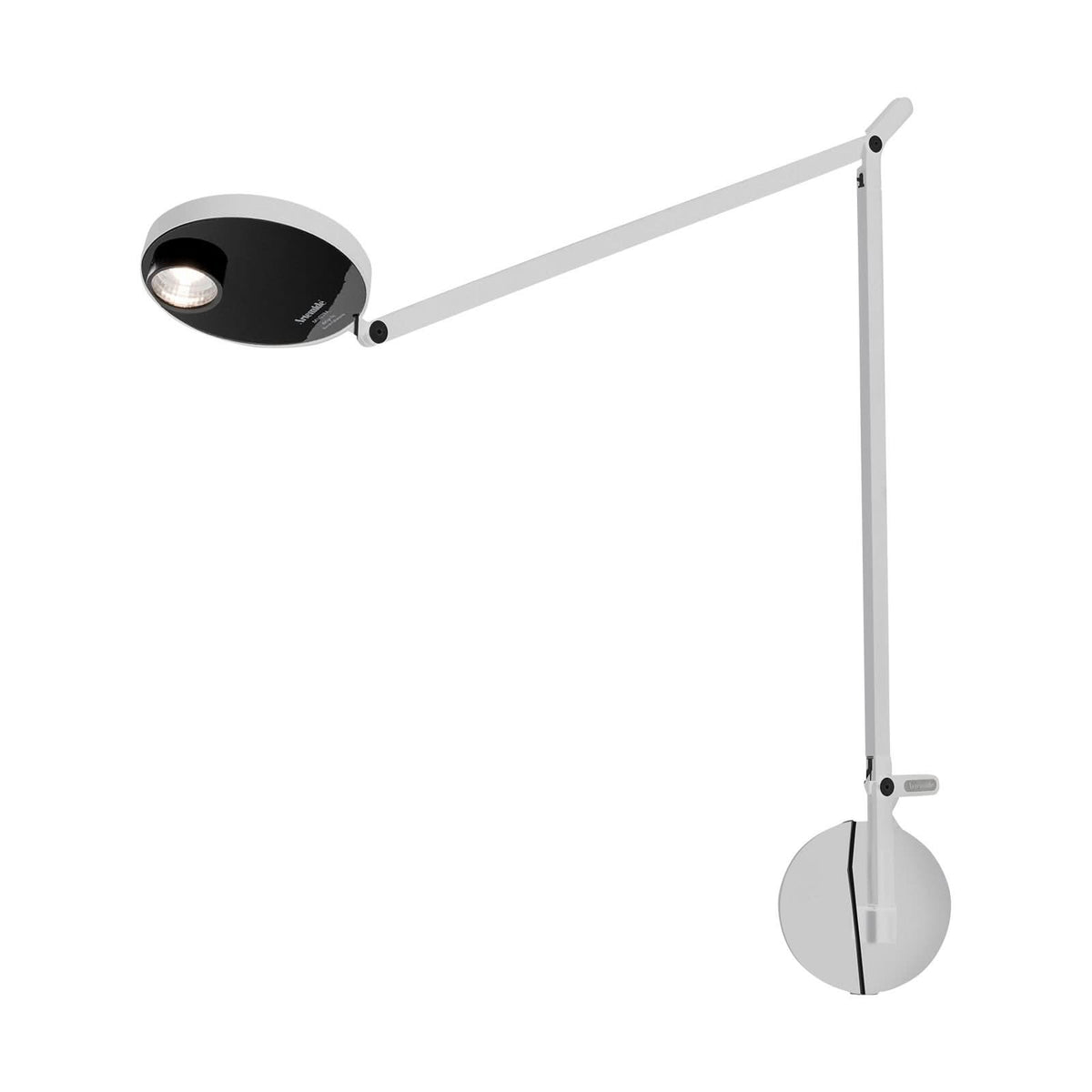 Luminaire blanc sur fond neutre, bras articulé déployé et tête orientable visible.