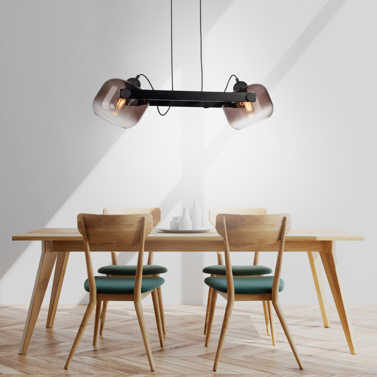 Mise en ambiance au-dessus d'une table à manger en bois clair