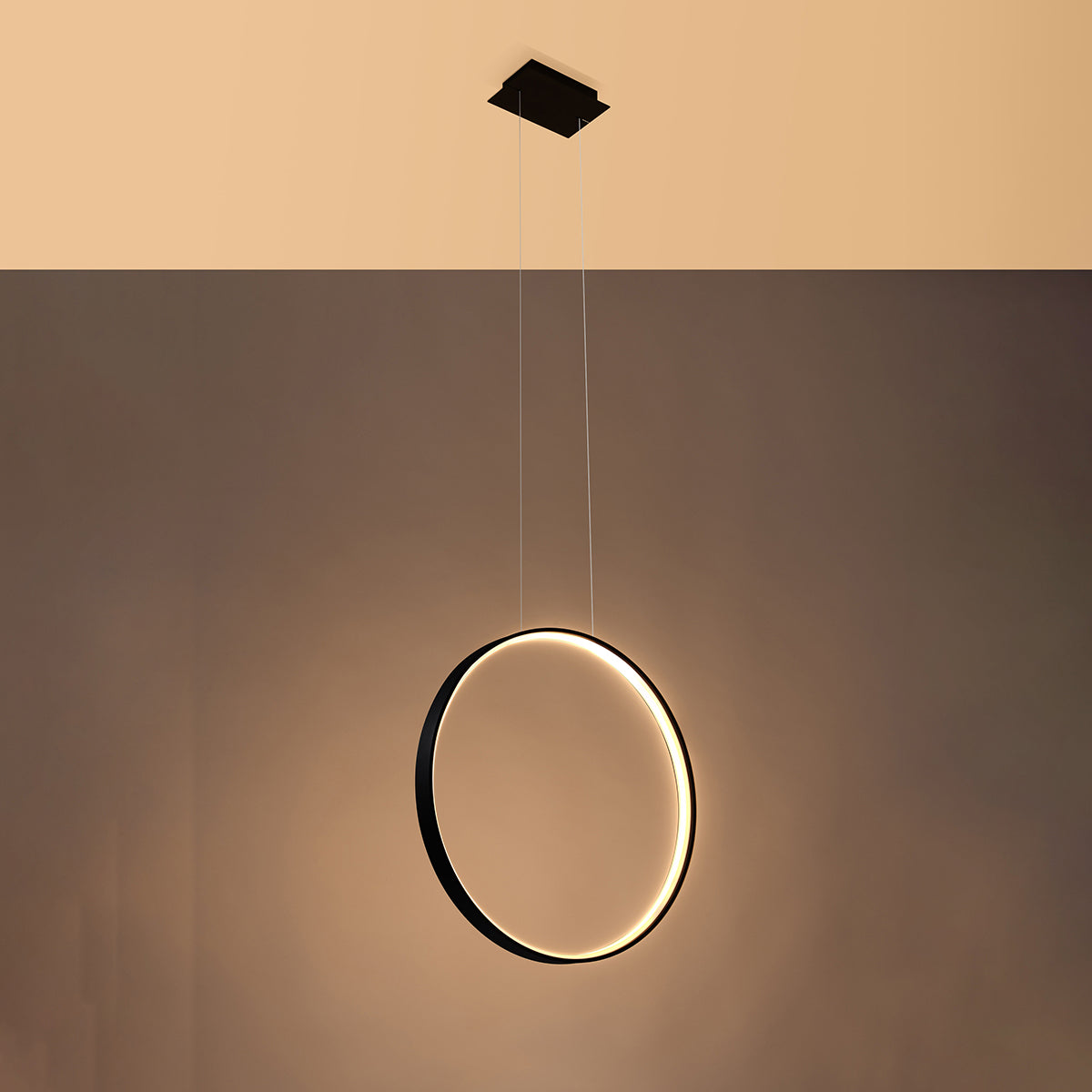 Mise en ambiance d'un anneau noir allumé diffusant une lumière chaude
