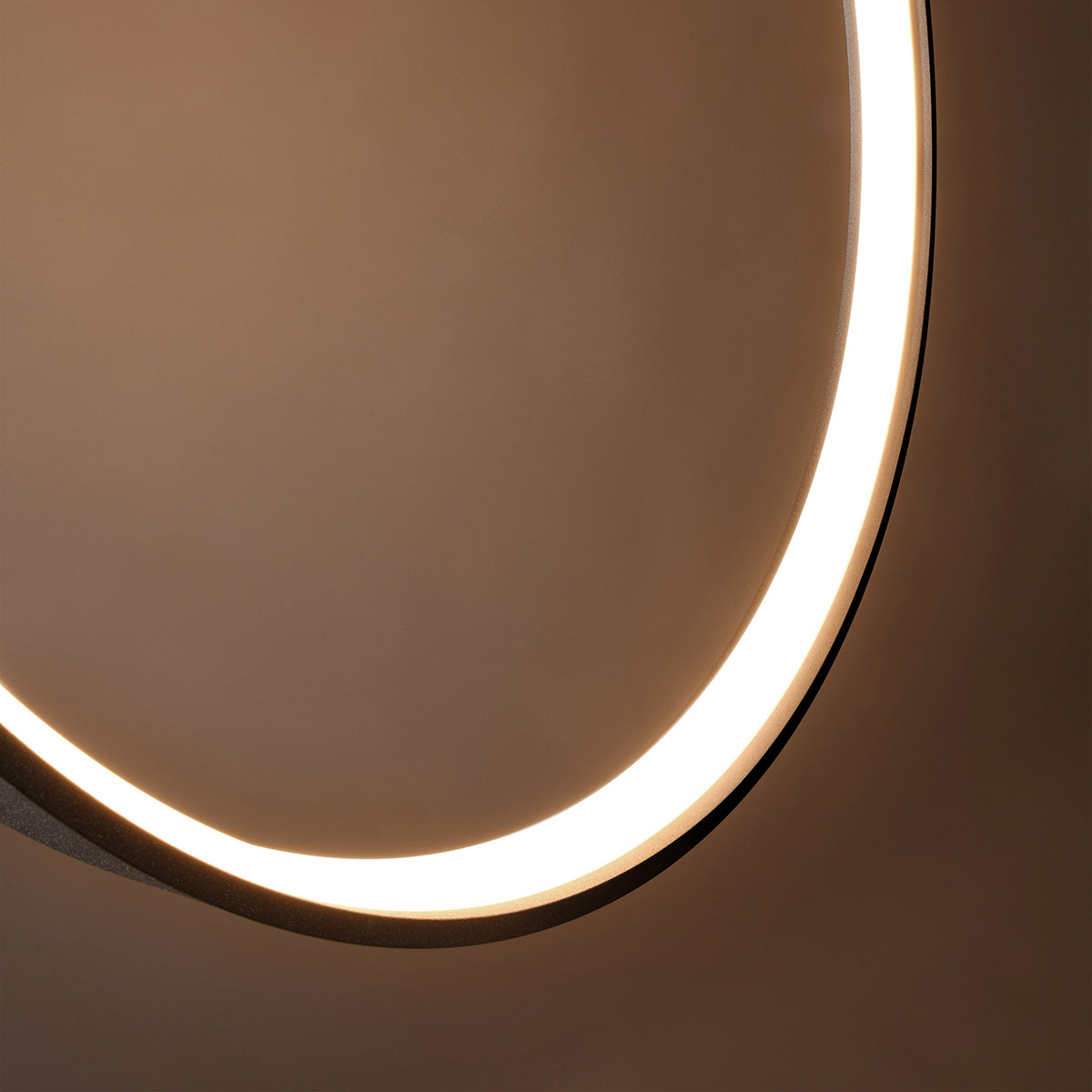 Gros plan sur l'anneau allumé, lumière chaude diffusée par le bandeau LED