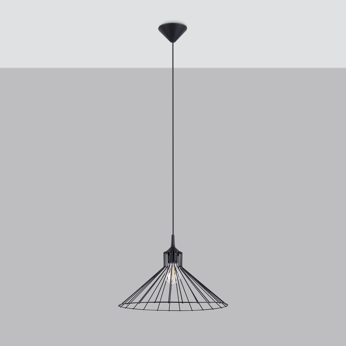 Même lampe suspendue présentée de face sur fond gris, mettant en valeur sa silhouette.