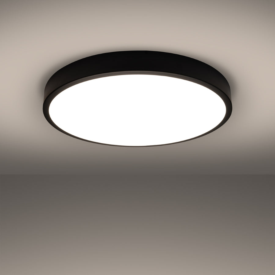 Plafonnier allumé diffusant une lumière blanche uniforme au plafond