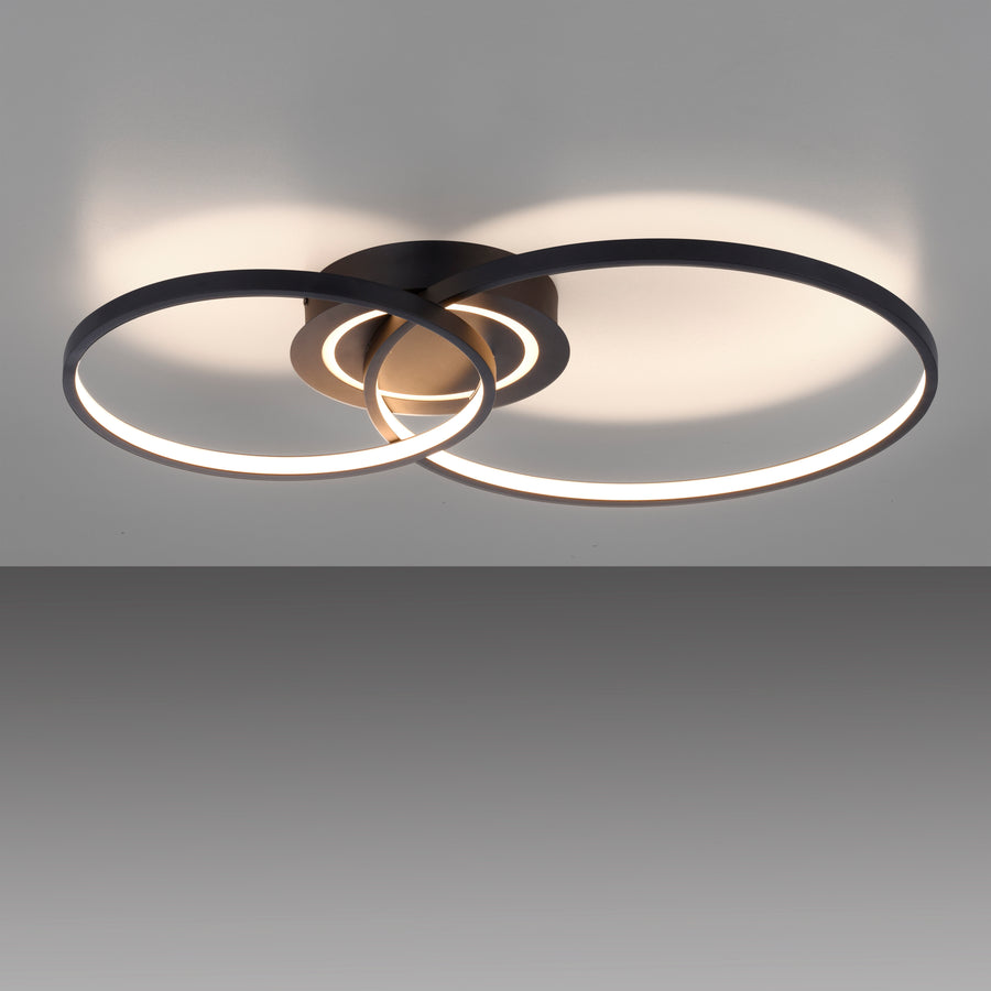 Vue de face du plafonnier allumé, ombres douces projetées sur le plafond.