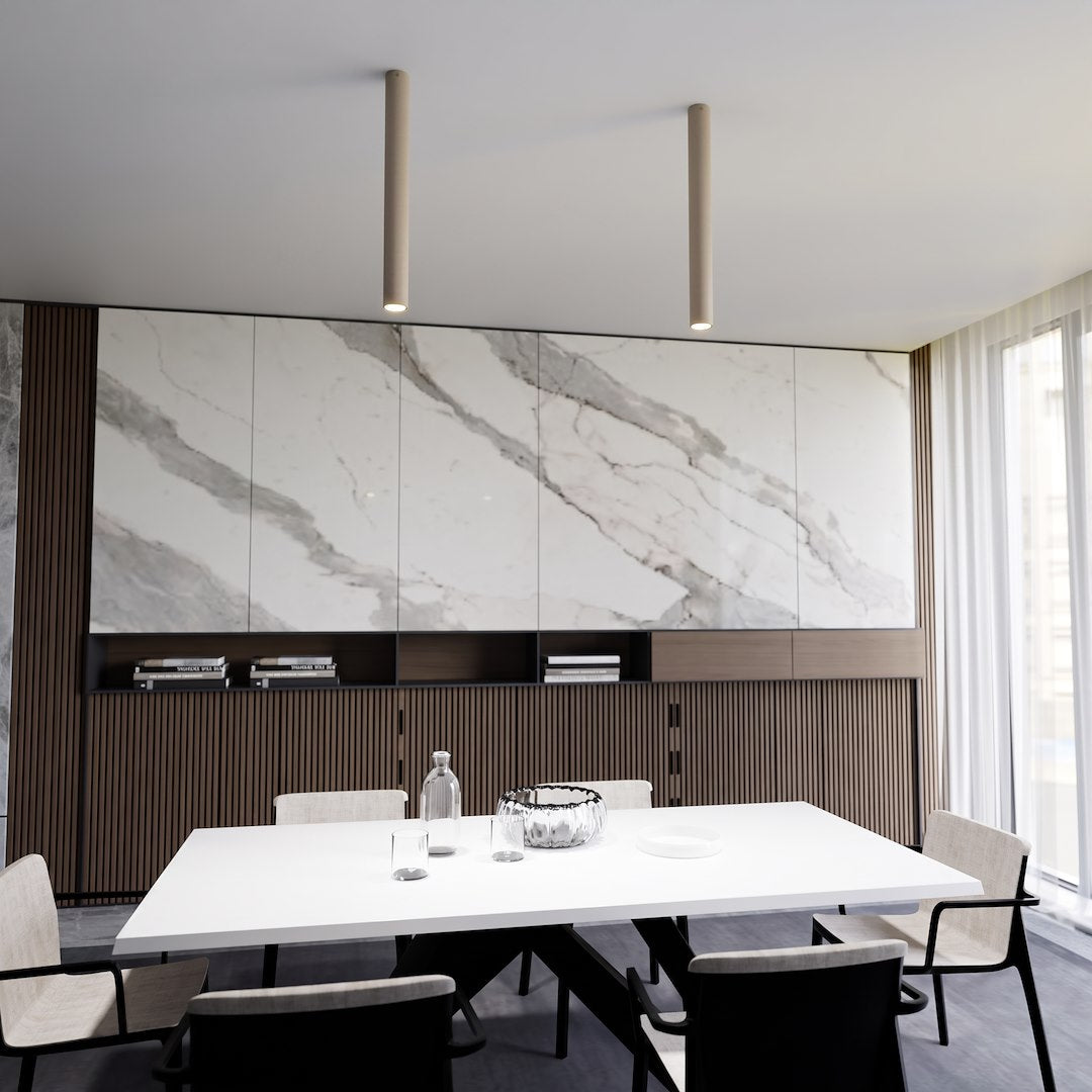 Mise en ambiance salle à manger : deux plafonniers beiges surplombent une grande table blanche