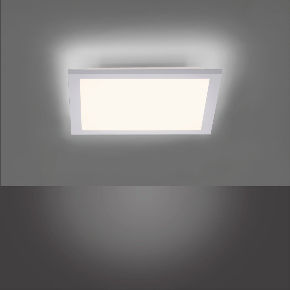 Luminaire allumé dans la pénombre montrant son halo lumineux diffus