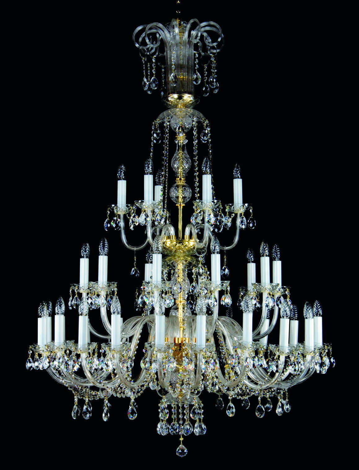 Lustre en cristal à nombreux bras, vue de face sur fond noir