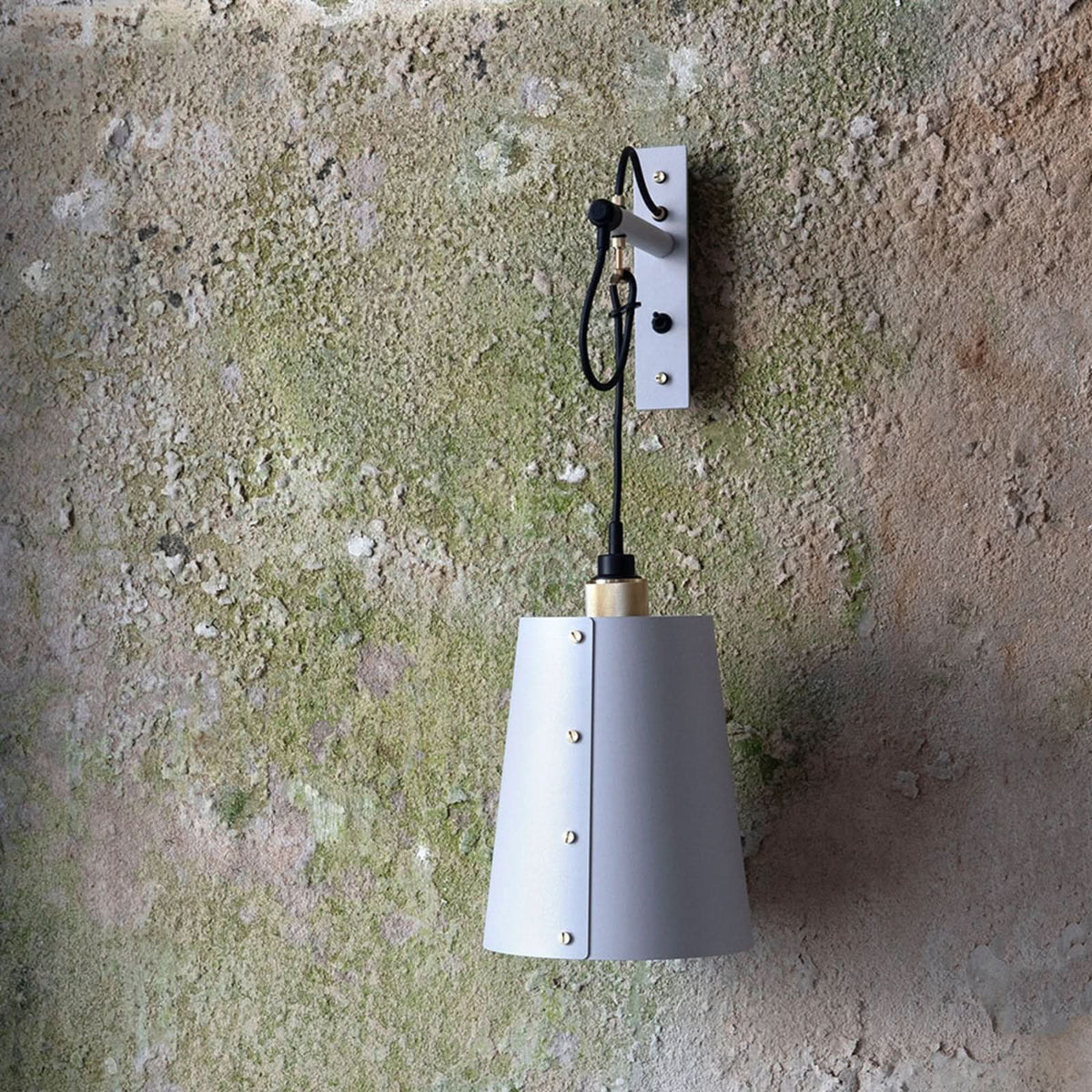 Applique murale Hooked Wall en acier, gris clair et laiton, 40 W, modèle 3