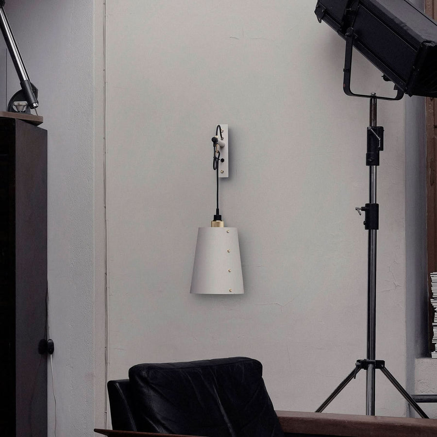 Applique murale Hooked Wall en acier, gris clair et laiton, 40 W, modèle 3