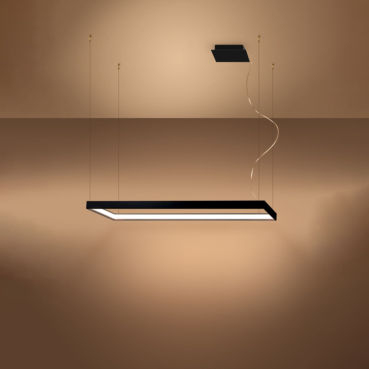 Mise en ambiance chaleureuse du lustre rectangulaire allumé dans une pièce