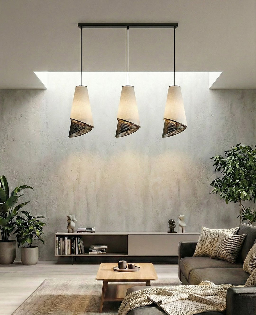 Vue d'ensemble du luminaire suspendu au-dessus d'un salon, mur béton et canapé