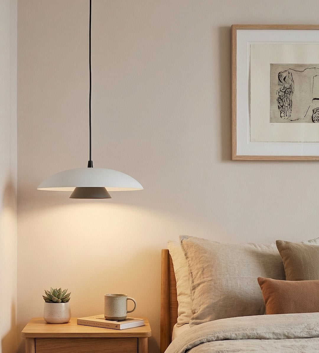 Mise en ambiance au-dessus d'une table de chevet en chambre, lumière chaude