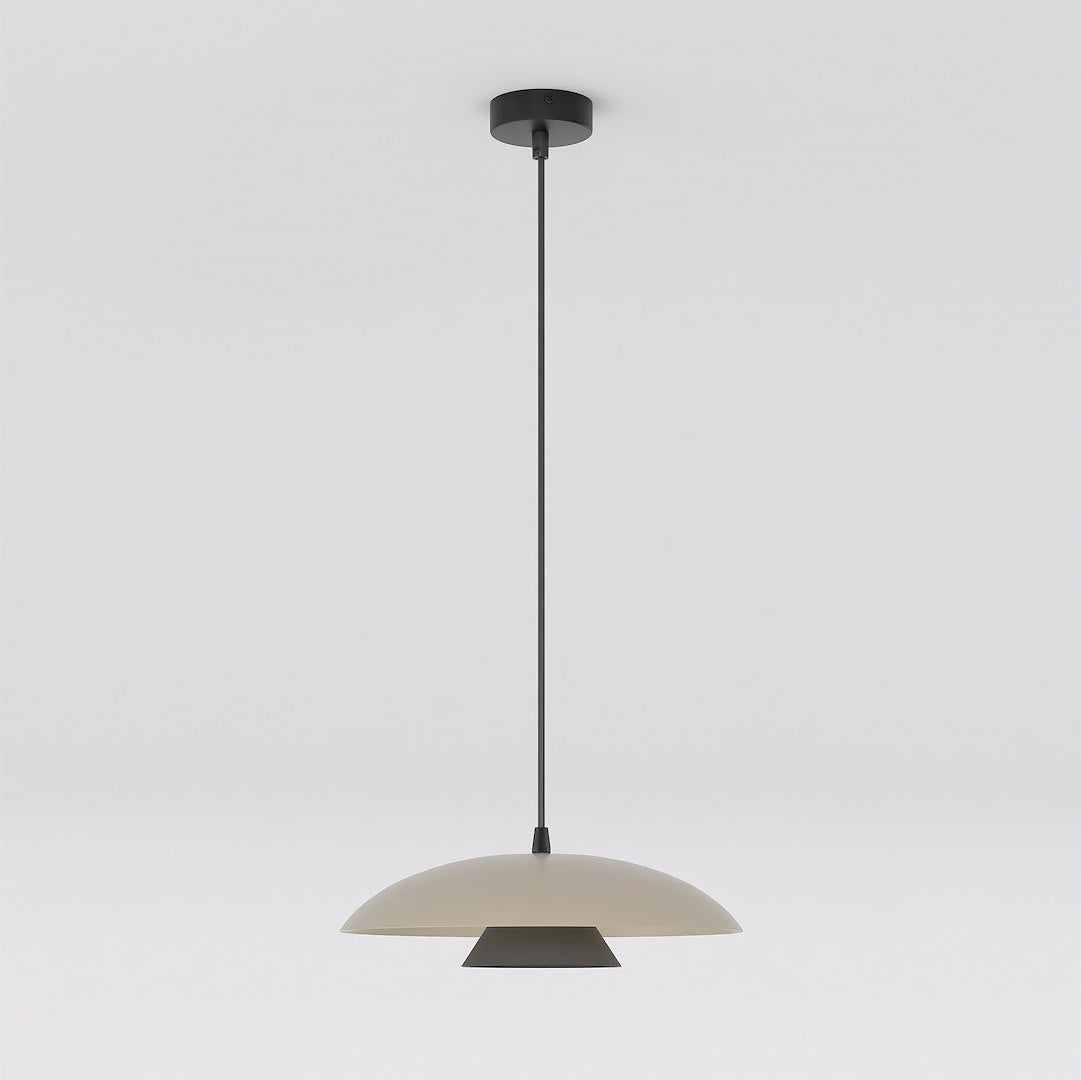 Suspension beige au dôme aplati et cône noir, vue de face sur fond blanc
