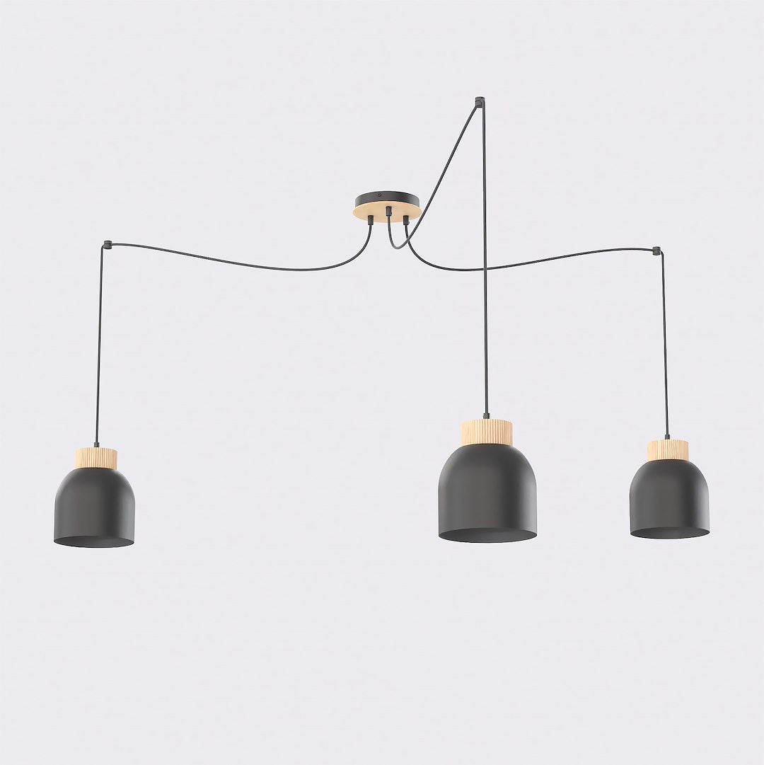 Suspension trois lumières vue de face sur fond gris clair, abat-jours noirs et bois.