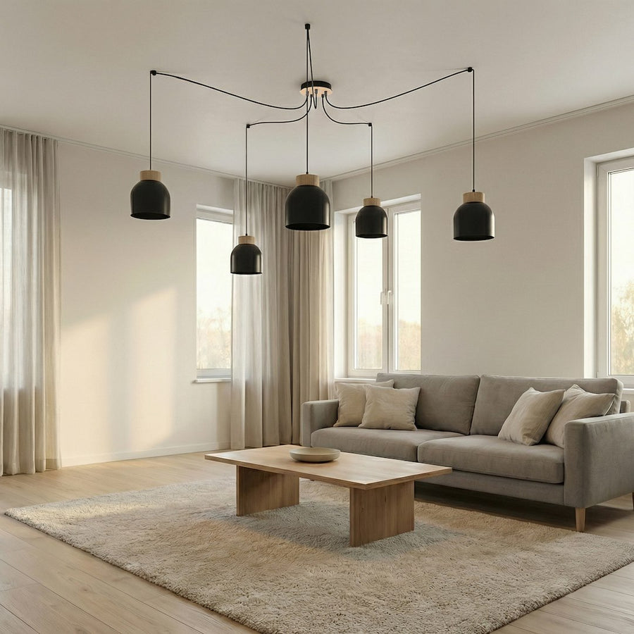 Luminaire suspendu au-dessus d'un salon, canapé gris et grande fenêtre lumineuse