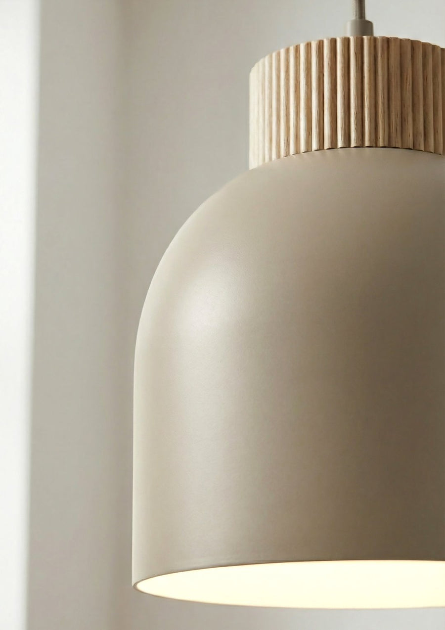 Détail de la collerette en bois cannelé et de l'abat-jour beige