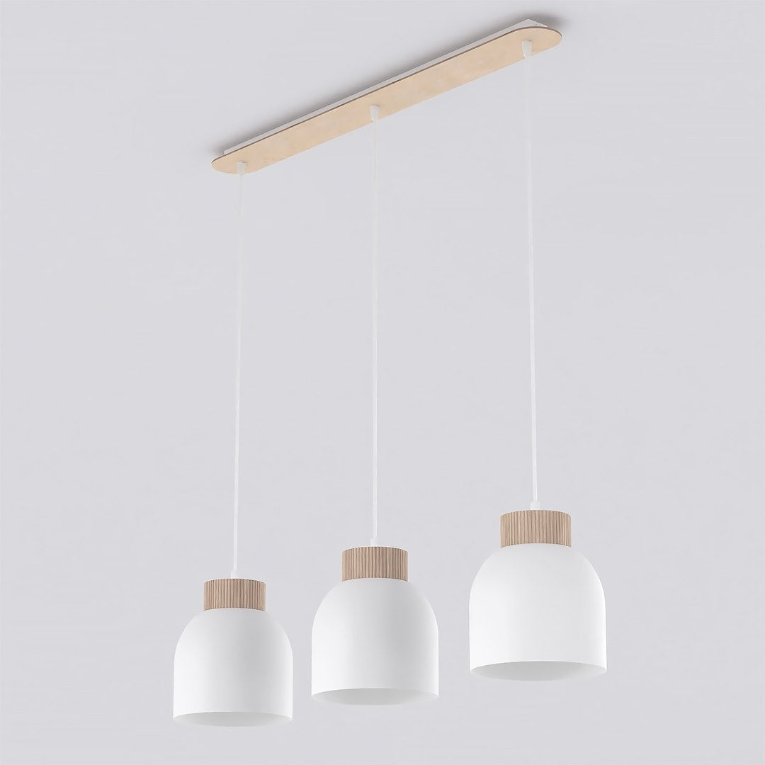 Suspension trois lumières blanche présentée de face sur fond gris clair, structure en bois.