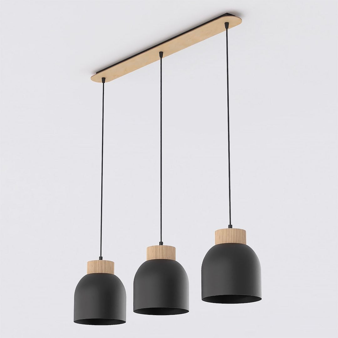 Suspension trois abat-jours noirs et bois, vue de face sur fond blanc