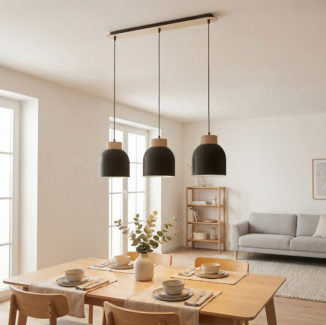 Suspension installée dans un intérieur contemporain, table dressée et canapé en arrière-plan