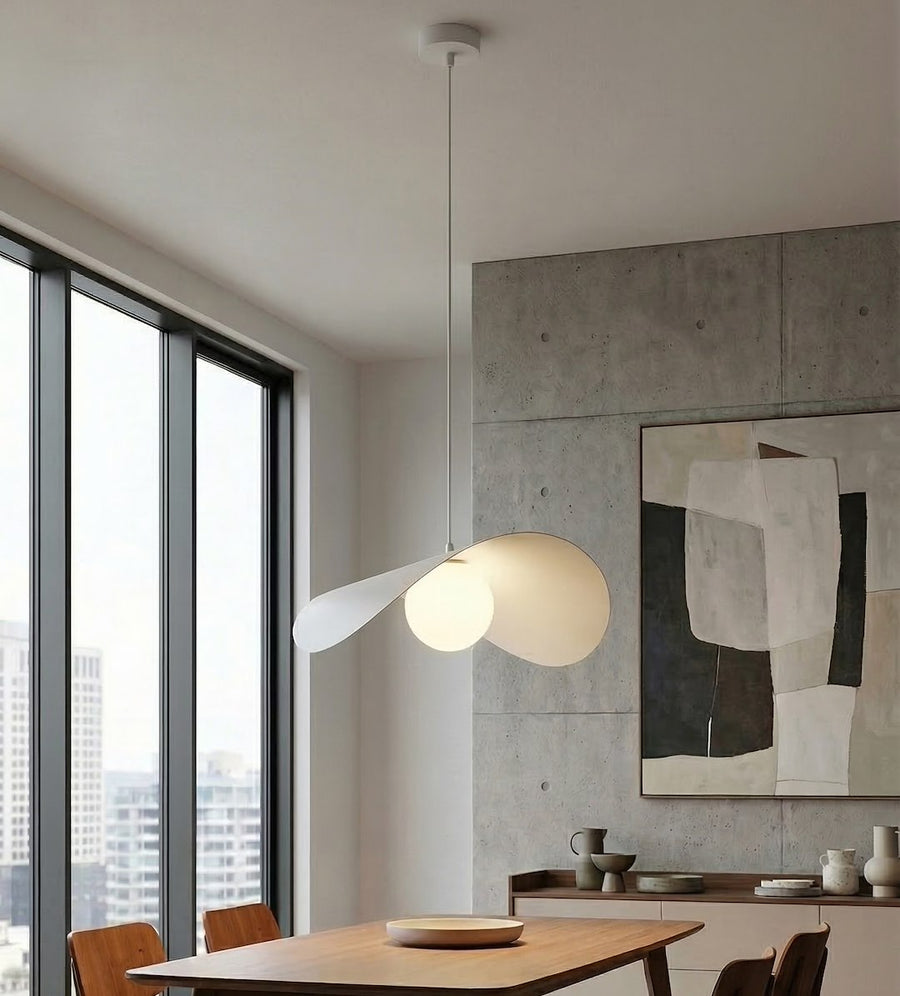 Suspension blanche installée au-dessus d'une table à manger près d'une fenêtre.