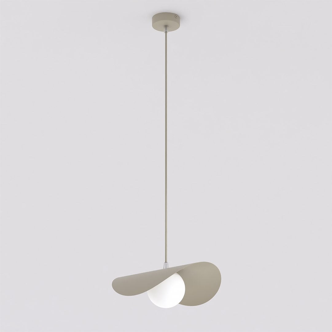 Suspension beige avec abat-jour métallique courbé et diffuseur en verre blanc, vue de face.