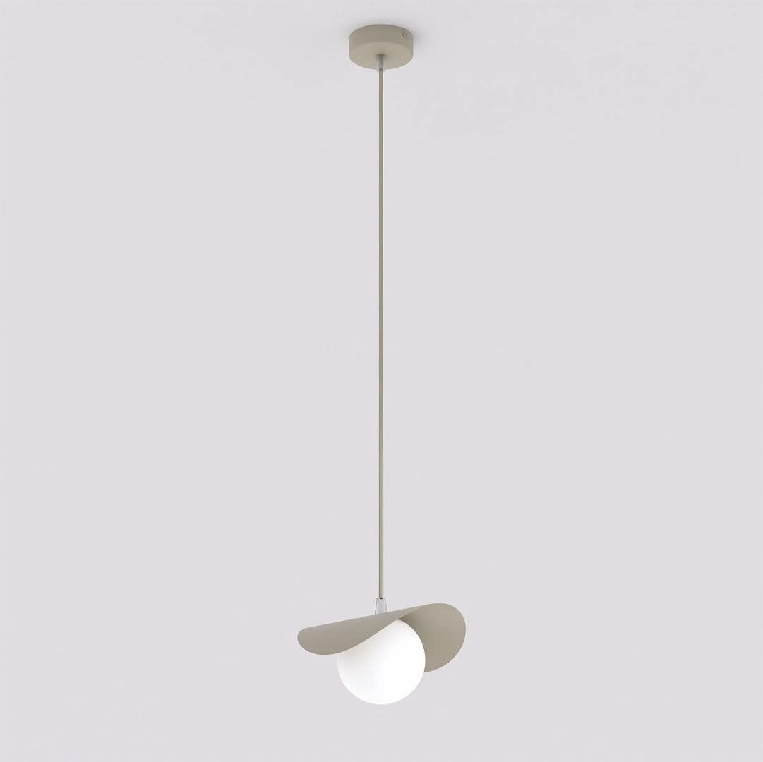 Suspension beige vue de face, globe de verre blanc et abat-jour courbé