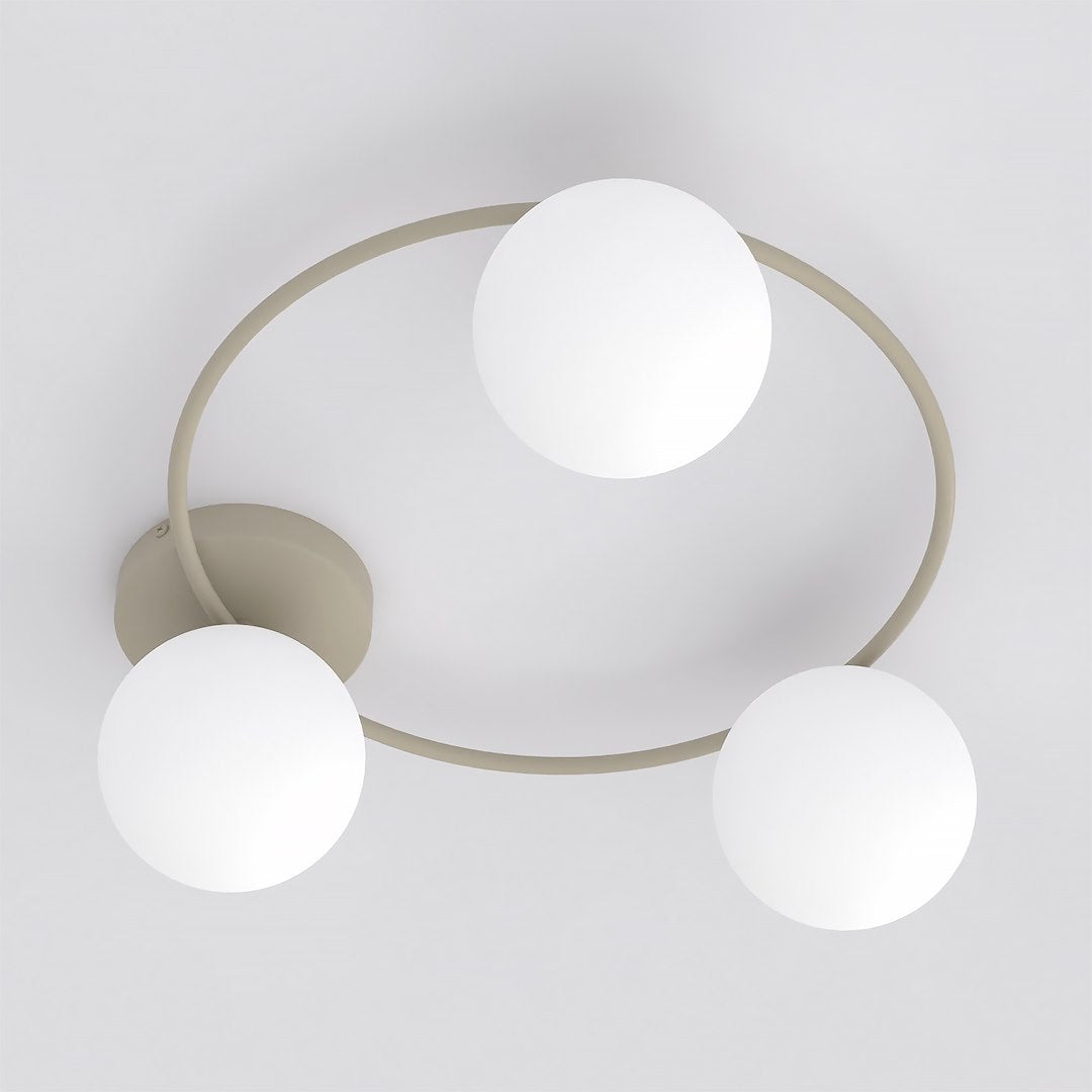 Vue de face du plafonnier beige à trois globes de verre blanc opalin