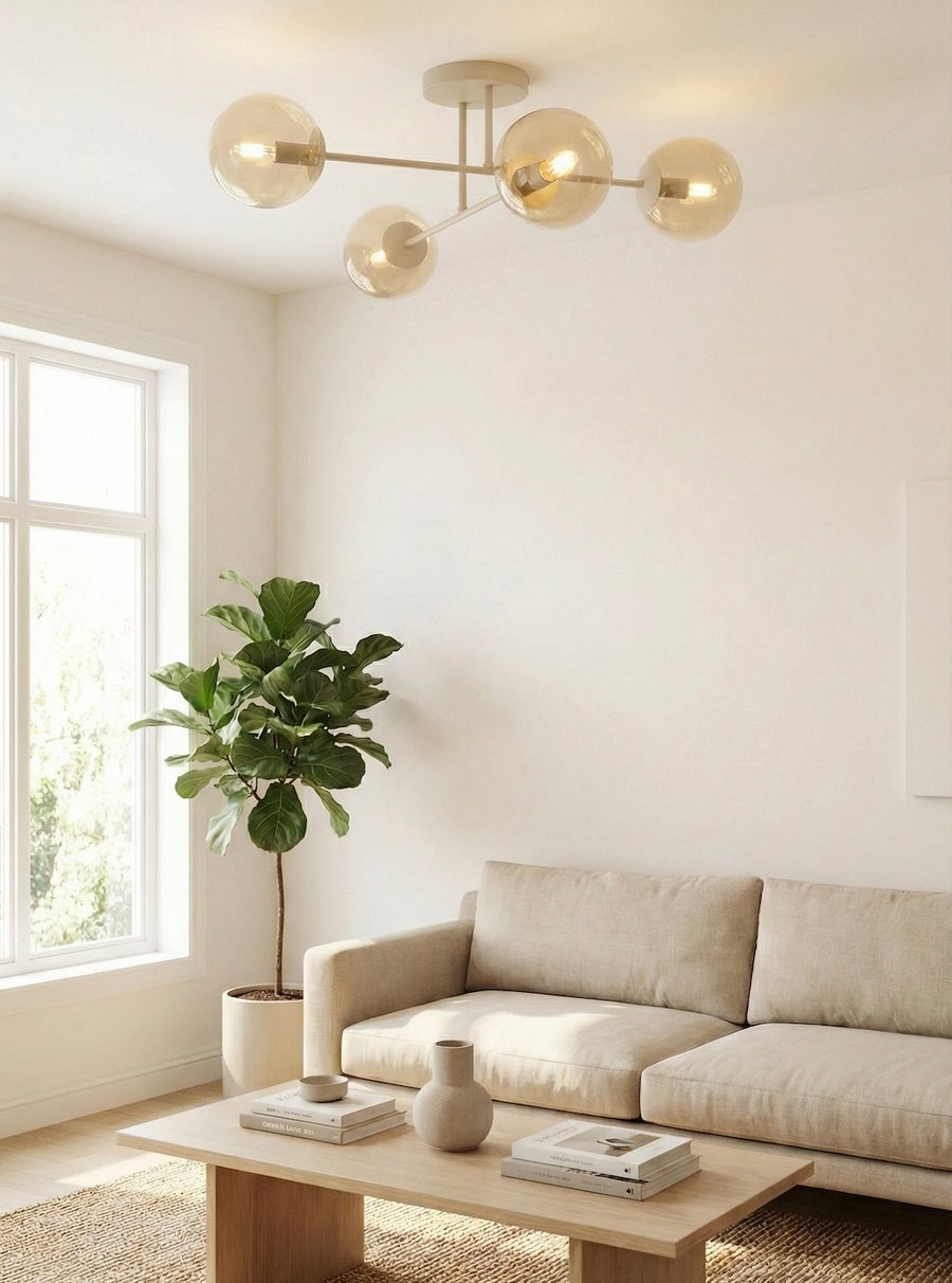 Luminaire fixé au plafond d'un salon clair, canapé beige et grande fenêtre