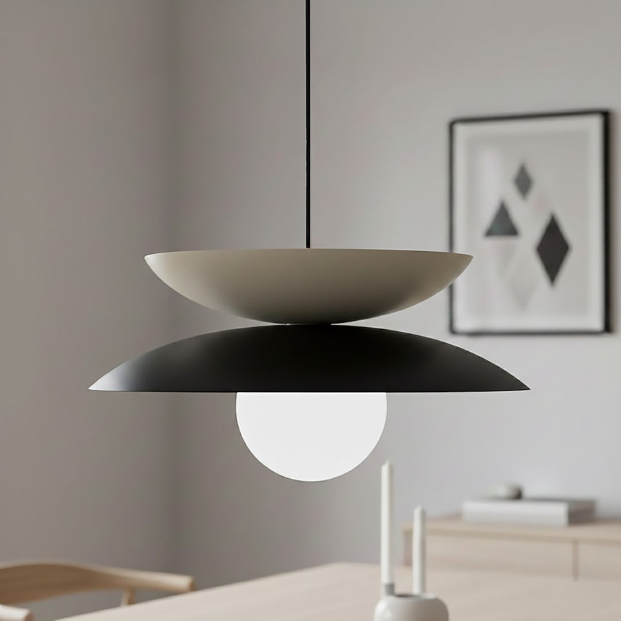 Vue de trois quarts du luminaire éclairé, coupelles beige et noire, verre opalin