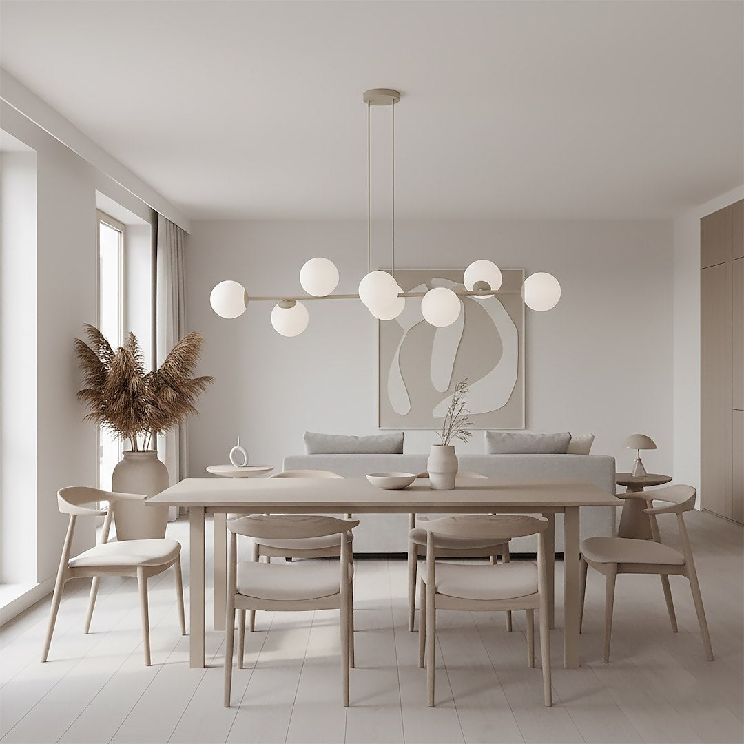 Vue en situation du luminaire au-dessus d'une table dressée dans un intérieur clair
