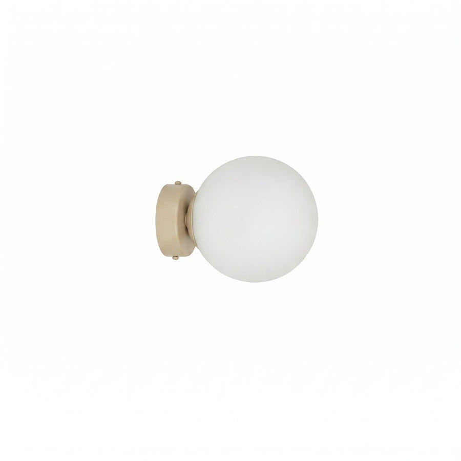 Applique murale beige avec globe de verre blanc, vue produit de trois quarts