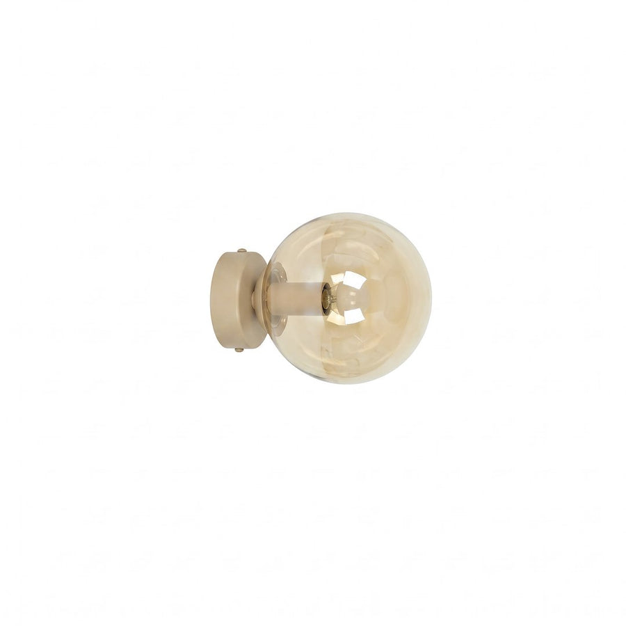 Applique murale beige avec globe en verre ambré, vue de trois quarts sur fond blanc.