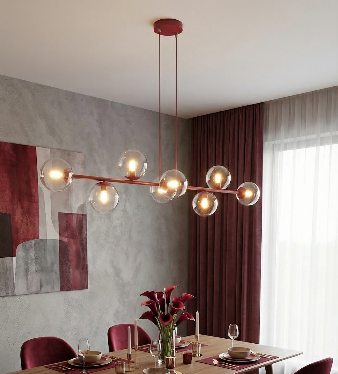 Mise en ambiance salle à manger, suspension allumée au-dessus d'une table dressée