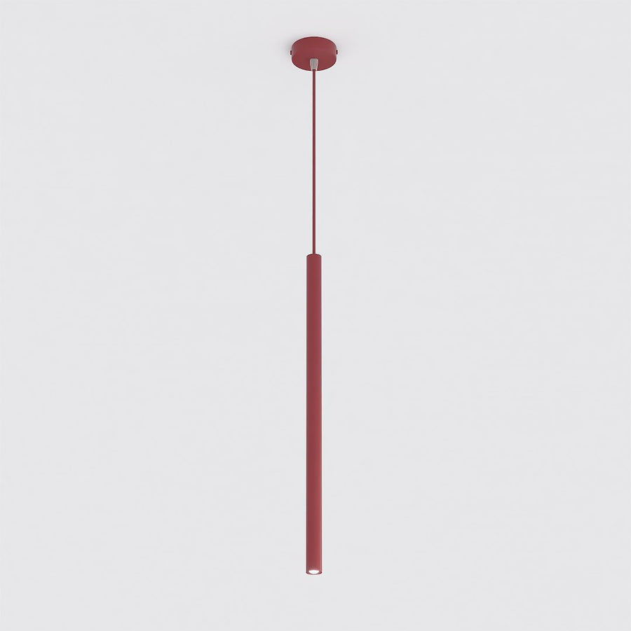 Vue du luminaire rouge, fixation au plafond et embout inférieur visibles.