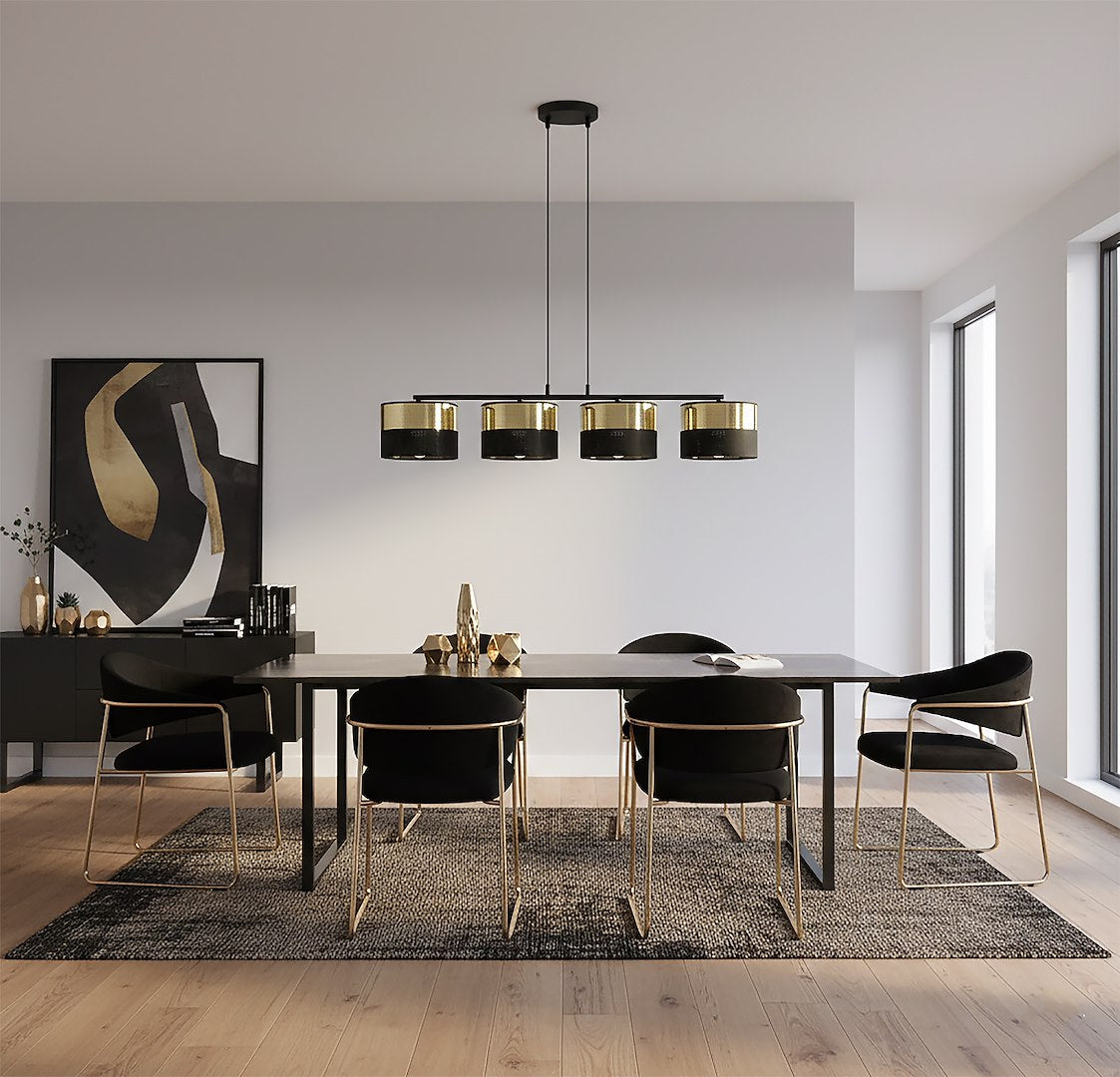 Vue en situation au-dessus d'une table de salle à manger noire et chaises