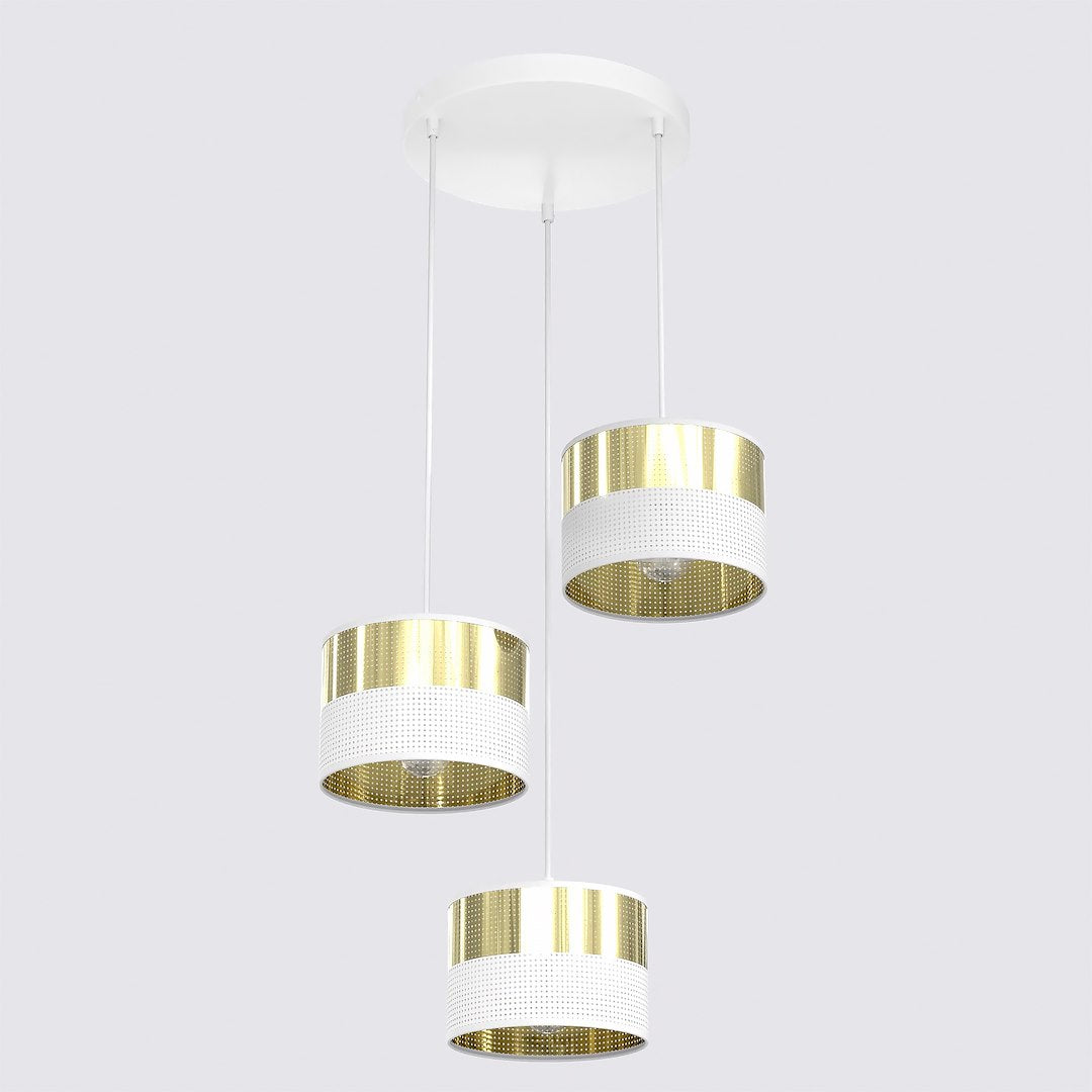 Suspension trois abat-jours cylindriques dorés et blancs suspendus à hauteurs différentes sur fond gris.