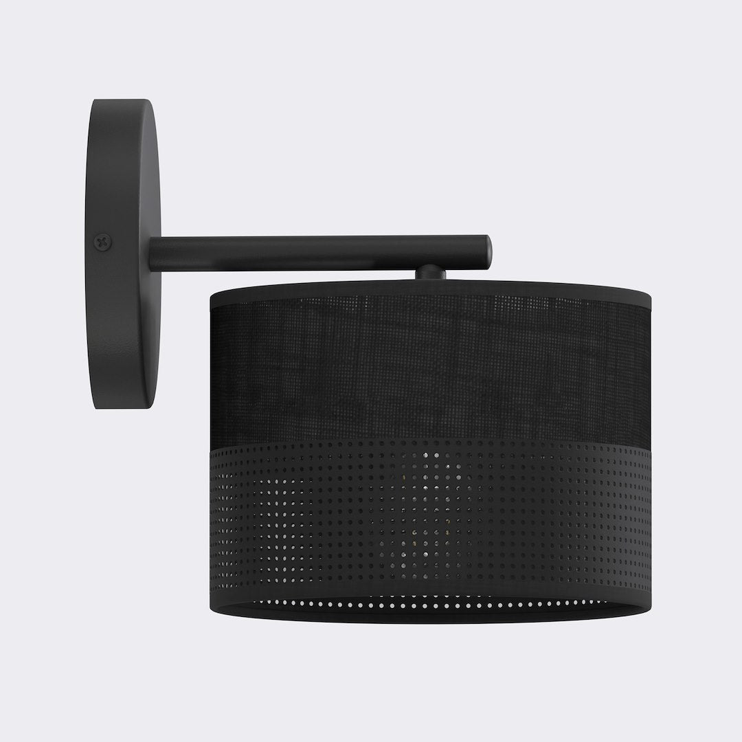 Vue de profil du luminaire noir sur fond blanc, abat-jour cylindrique ajouré