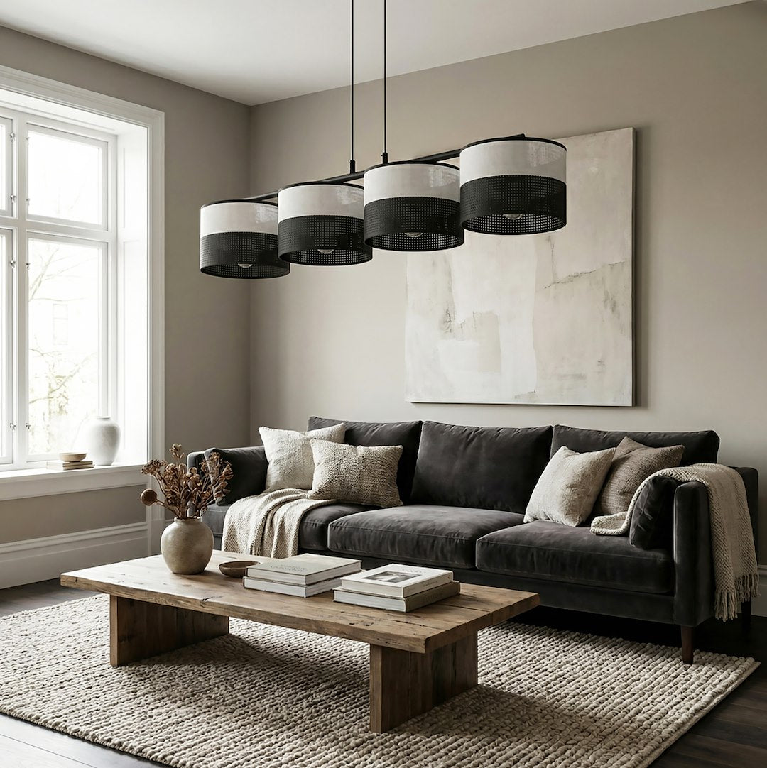 Suspension allumée au-dessus d'un canapé dans un salon contemporain, avec table basse et tapis.