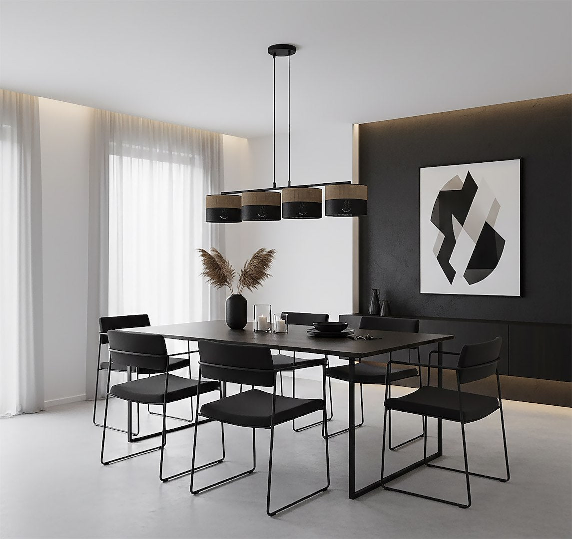 Salle à manger noire, suspension au-dessus de la table et des chaises noires