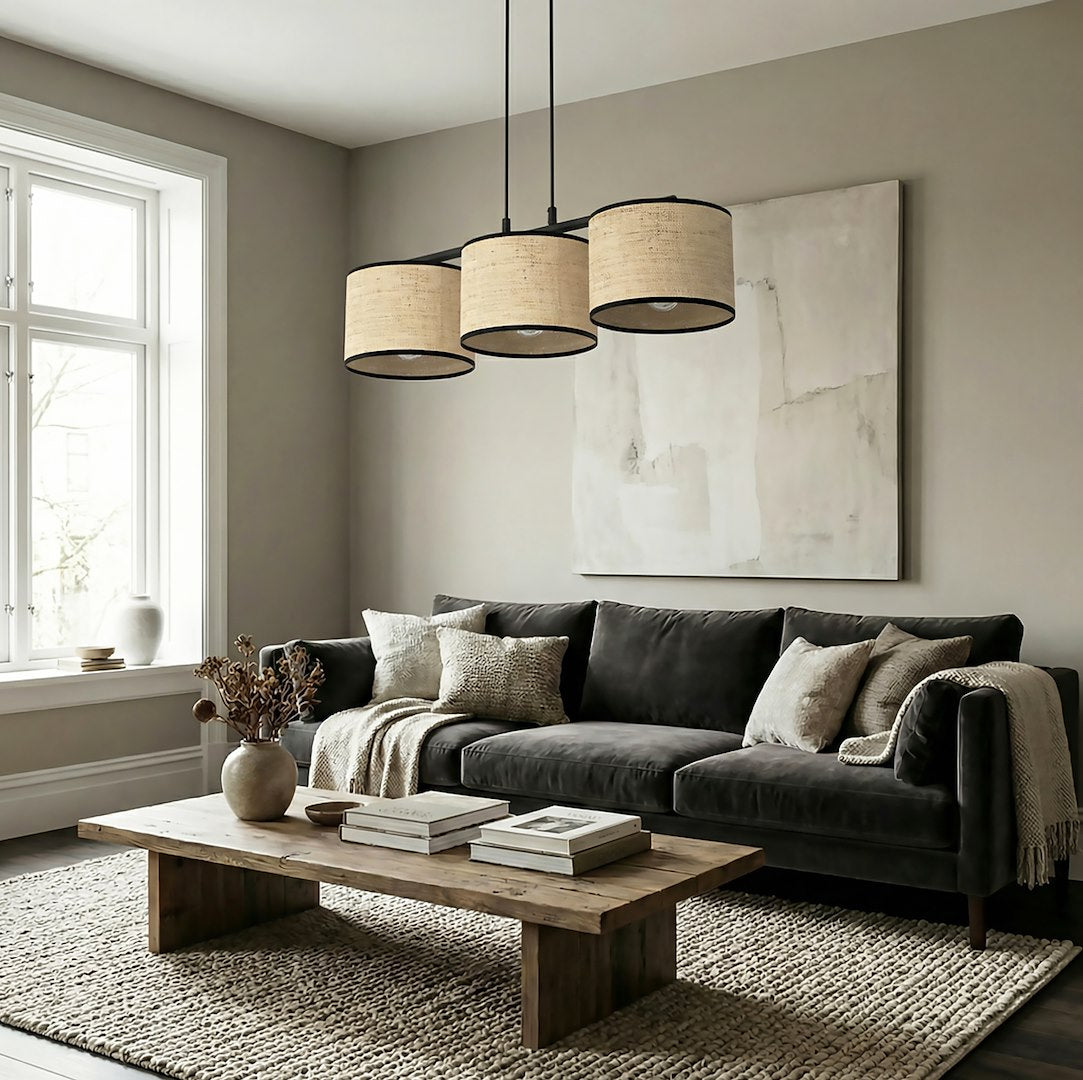 Mise en ambiance salon : suspension rotin suspendue au-dessus d'une table basse en bois clair