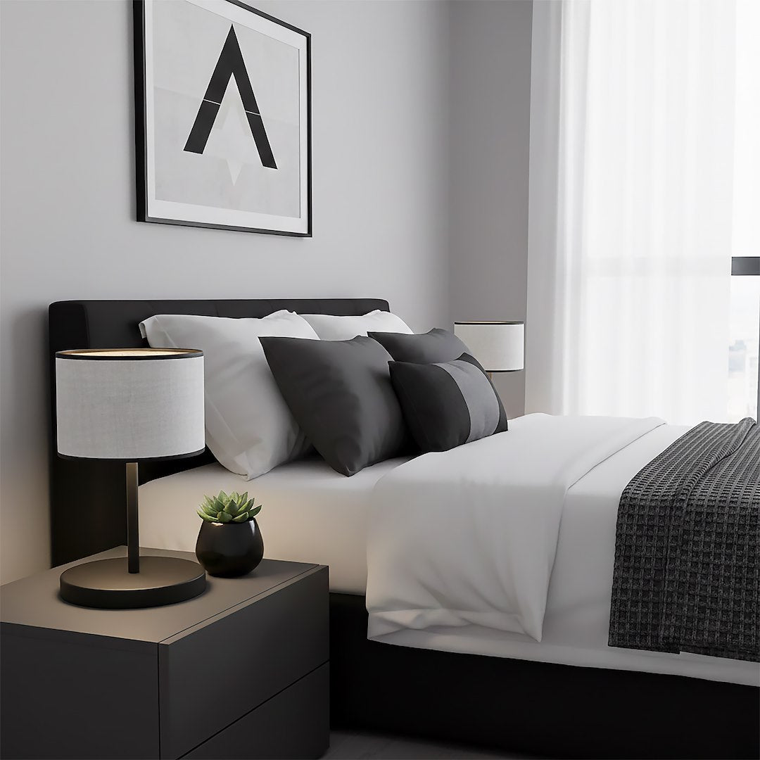 Chambre contemporaine noire et blanche, lampe de chevet et petite plante grasse