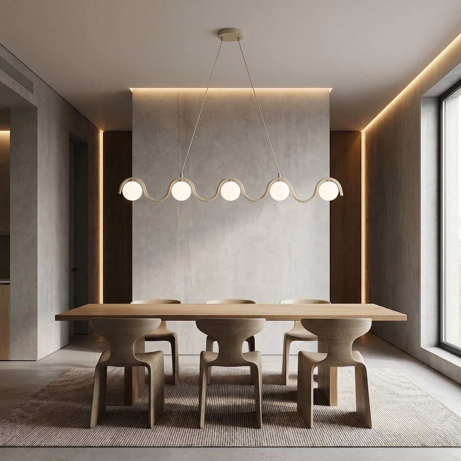 Suspension allumée au-dessus d'une table à manger en bois, intérieur béton