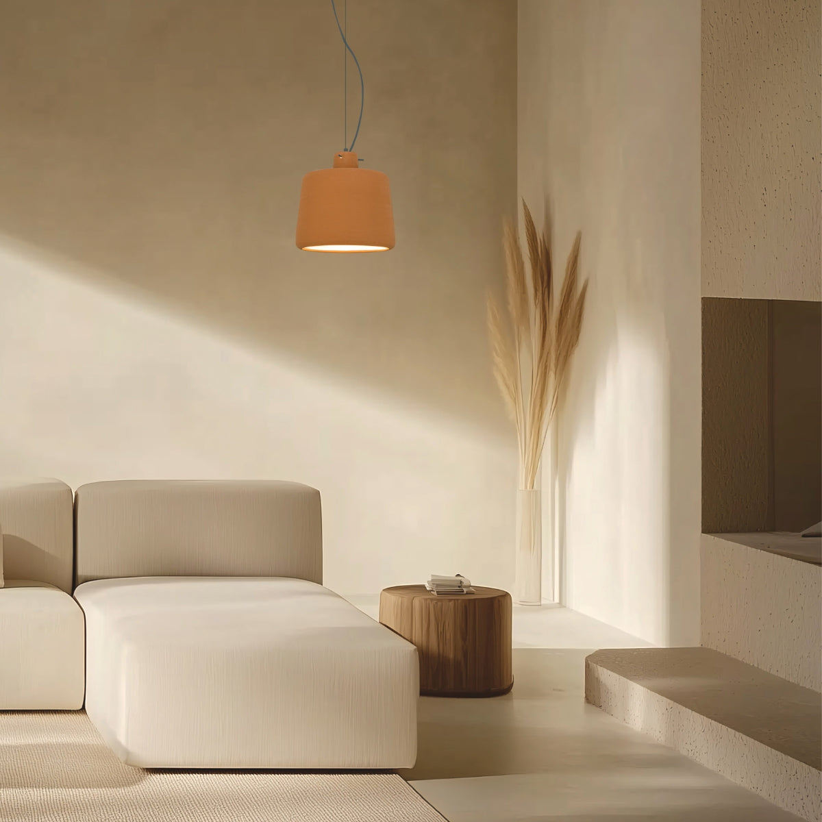 Ambiance intérieure chaleureuse, luminaire suspendu éclairant une pièce minimaliste aux murs crème