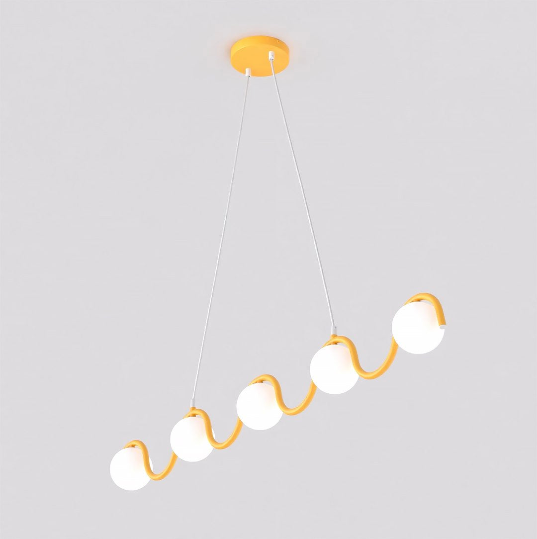 Vue de trois quarts d'une suspension à cinq globes blancs et structure tubulaire orange ondulée.