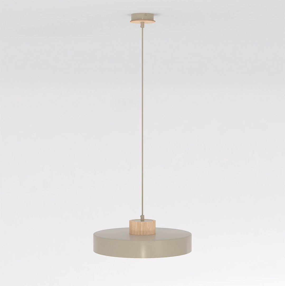 Seconde vue du luminaire suspendu, abat-jour cylindrique beige et détail en bois.
