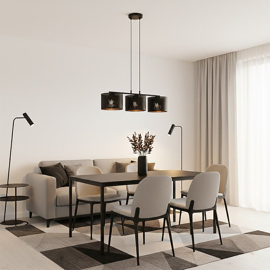 Luminaire suspendu à trois lumières au-dessus d'une table à manger dans un séjour clair