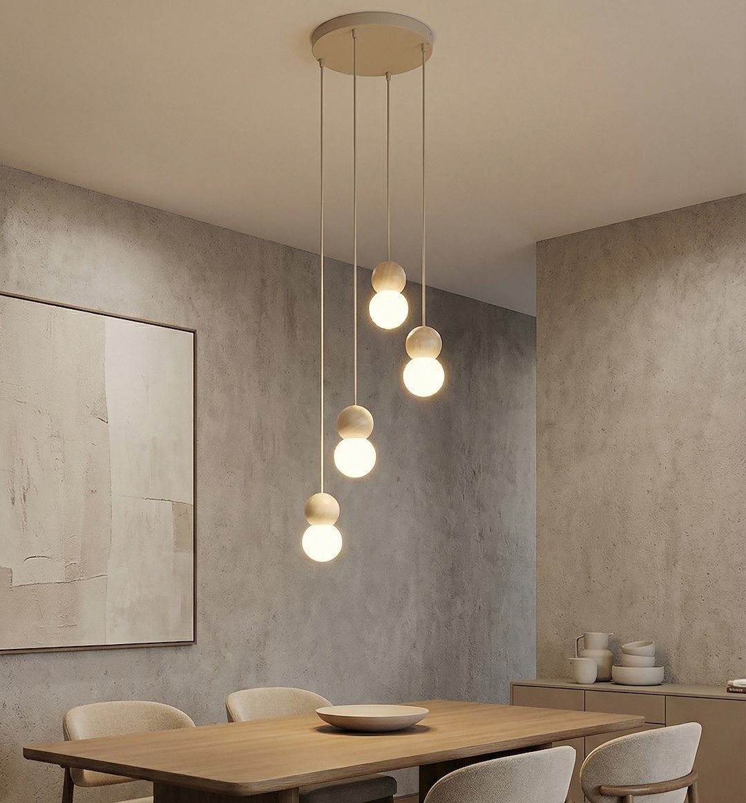 Mise en ambiance au-dessus d'une table à manger devant un mur béton